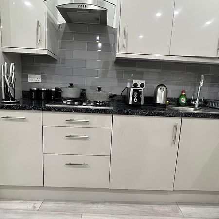 F4 Luxury Stays One Bed Apartment With Parking Ilford Eksteriør bilde