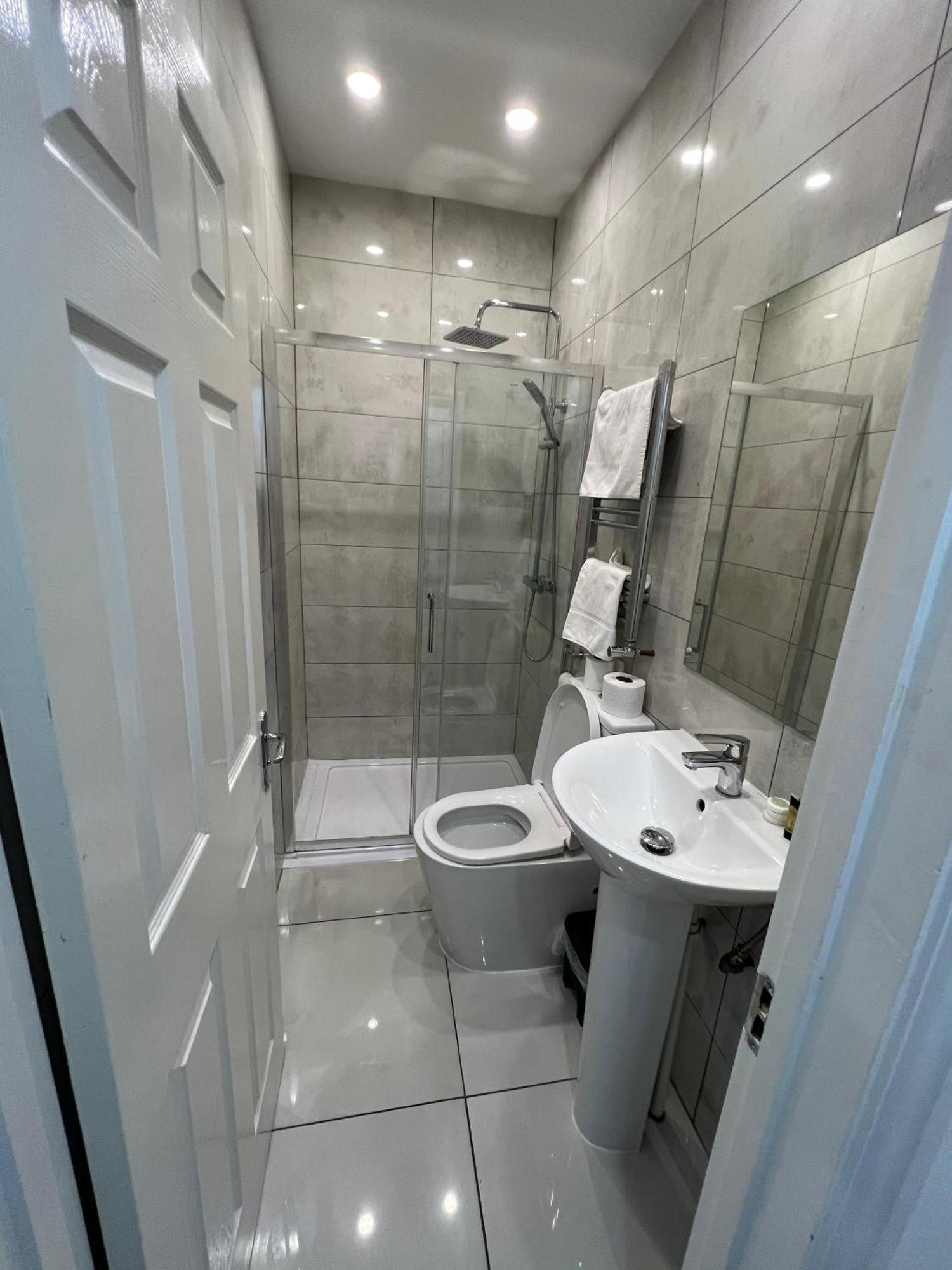 F4 Luxury Stays One Bed Apartment With Parking Ilford Eksteriør bilde