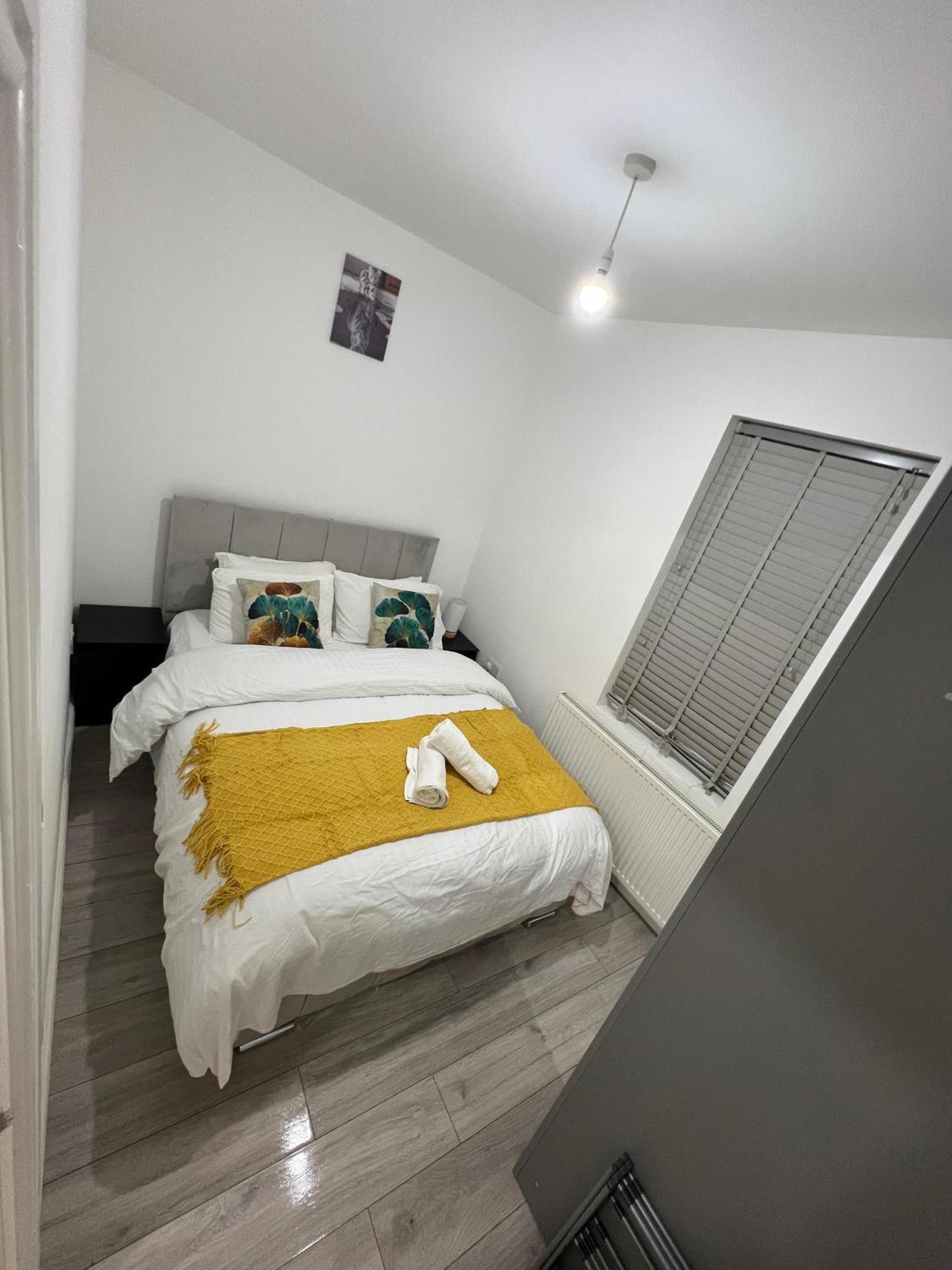 F4 Luxury Stays One Bed Apartment With Parking Ilford Eksteriør bilde